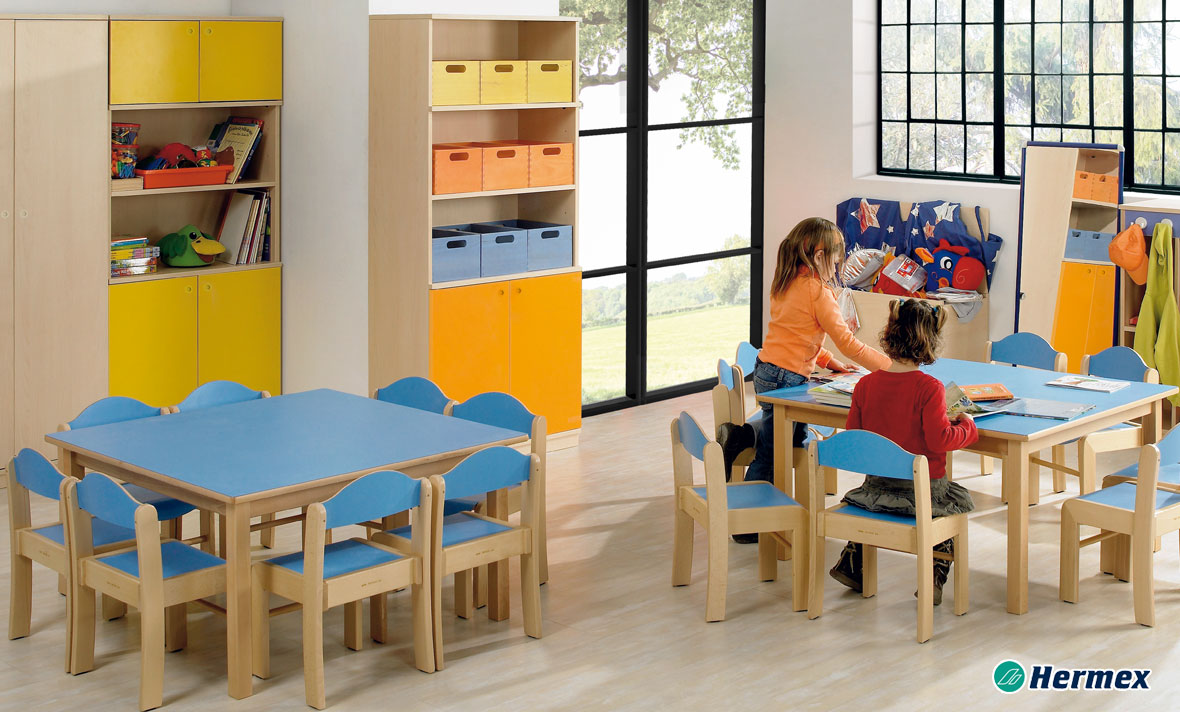 Aulas de Educación Infantil - Mesas de madera azules