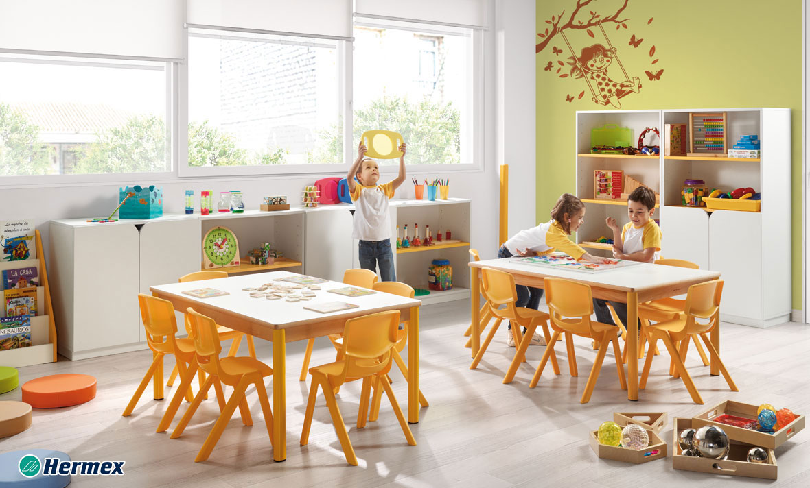 Aulas de Educación Infantil - Mesas y sillas naranjas